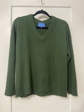 Alice Walk Forest Green V-Neck Cashmere Sweater FLAW